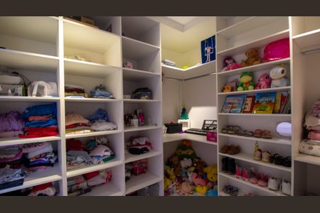 Casa de condomínio à venda com 420m², 5 quartos e 7 vagas Casa de condomínio à venda com 420m², 5 quartos e 7 vagasCloset da Suíte 2