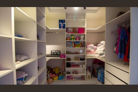 Casa de condomínio à venda com 420m², 5 quartos e 7 vagas Casa de condomínio à venda com 420m², 5 quartos e 7 vagasCloset da Suíte 2