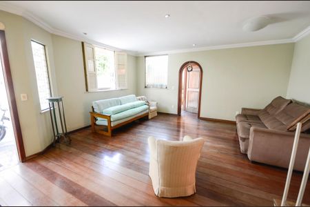 Casa à venda com 180m², 3 quartos e 1 vaga Casa à venda com 180m², 3 quartos e 1 vagaSala