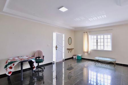 Casa à venda com 270m², 2 quartos e 3 vagas Casa à venda com 270m², 2 quartos e 3 vagasSala