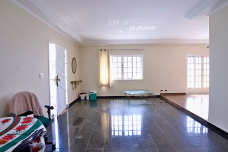 Casa à venda com 270m², 2 quartos e 3 vagas Casa à venda com 270m², 2 quartos e 3 vagasSala