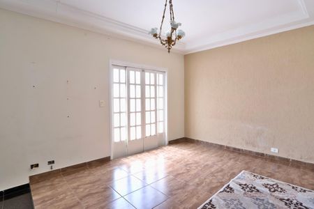 Casa à venda com 270m², 2 quartos e 3 vagas Casa à venda com 270m², 2 quartos e 3 vagasSala