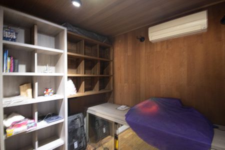 Casa à venda com 188m², 4 quartos e 4 vagas Casa à venda com 188m², 4 quartos e 4 vagasEscritório