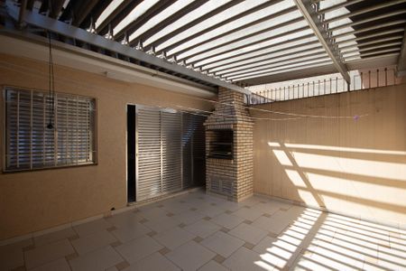 Casa à venda com 188m², 4 quartos e 4 vagas Casa à venda com 188m², 4 quartos e 4 vagasQuintal Com teto articulado