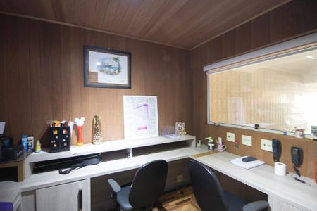 Casa à venda com 188m², 4 quartos e 4 vagas Casa à venda com 188m², 4 quartos e 4 vagasEscritório