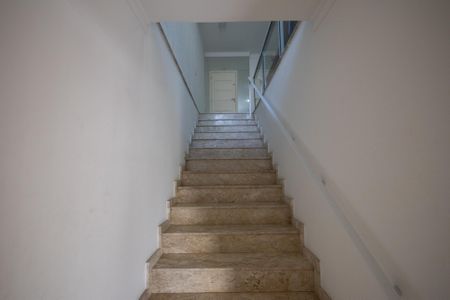 Casa à venda com 188m², 4 quartos e 4 vagas Casa à venda com 188m², 4 quartos e 4 vagasEscada