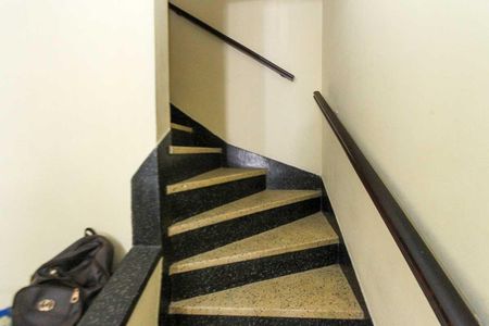 Apartamento à venda com 82m², 2 quartos e 1 vaga Apartamento à venda com 82m², 2 quartos e 1 vagaEscada