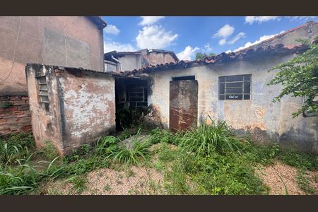 Casa à venda com 270m², 5 quartos e 12 vagas Casa à venda com 270m², 5 quartos e 12 vagasQuintal Fundos Casa 1