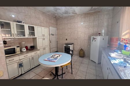 Casa à venda com 270m², 5 quartos e 12 vagas Casa à venda com 270m², 5 quartos e 12 vagasCozinha Casa 1