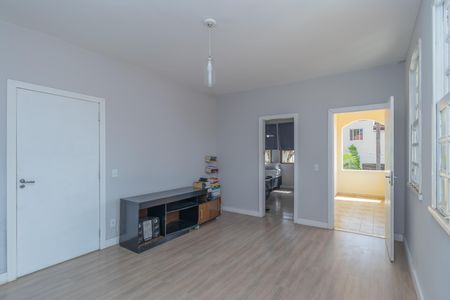 Casa à venda com 360m², 4 quartos e 4 vagas Casa à venda com 360m², 4 quartos e 4 vagasSala