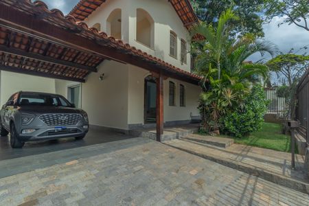 Casa à venda com 360m², 4 quartos e 4 vagas Casa à venda com 360m², 4 quartos e 4 vagasFachada