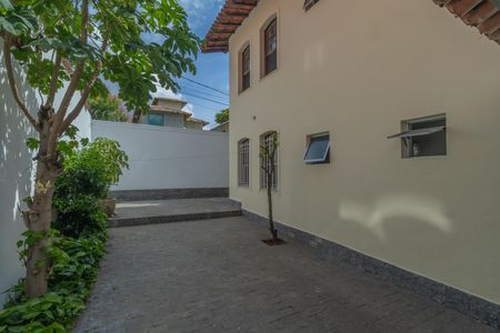 Casa à venda com 360m², 4 quartos e 4 vagas Casa à venda com 360m², 4 quartos e 4 vagasÁrea comum