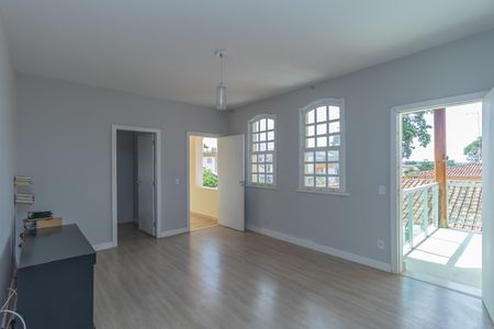 Casa à venda com 360m², 4 quartos e 4 vagas Casa à venda com 360m², 4 quartos e 4 vagasSala