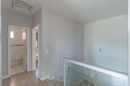 Casa à venda com 360m², 4 quartos e 4 vagas Casa à venda com 360m², 4 quartos e 4 vagasEscada