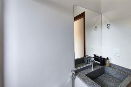 Casa de condomínio à venda com 201m², 4 quartos e 4 vagas Casa de condomínio à venda com 201m², 4 quartos e 4 vagasBanheiro da Suíte 1