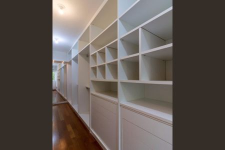 Casa de condomínio à venda com 732m², 4 quartos e 6 vagas Casa de condomínio à venda com 732m², 4 quartos e 6 vagasFoto 30