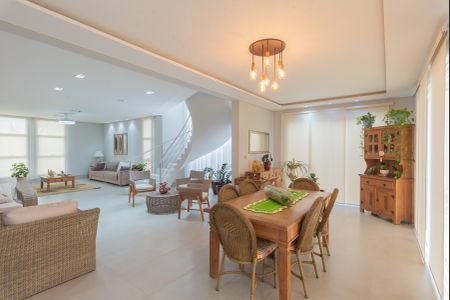 Casa à venda com 290m², 4 quartos e 4 vagas Casa à venda com 290m², 4 quartos e 4 vagasSala