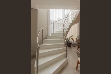 Casa à venda com 290m², 4 quartos e 4 vagas Casa à venda com 290m², 4 quartos e 4 vagasEscada