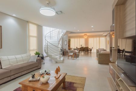 Casa à venda com 290m², 4 quartos e 4 vagas Casa à venda com 290m², 4 quartos e 4 vagasSala
