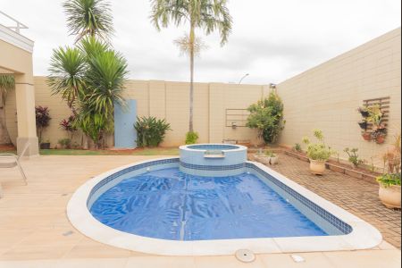Casa à venda com 290m², 4 quartos e 4 vagas Casa à venda com 290m², 4 quartos e 4 vagasÁrea comum - Piscina