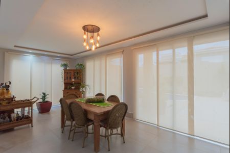 Casa à venda com 290m², 4 quartos e 4 vagas Casa à venda com 290m², 4 quartos e 4 vagasSala