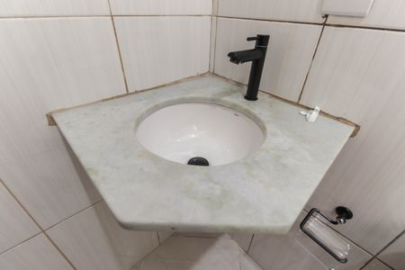 Casa de condomínio à venda com 65m², 2 quartos e 1 vaga Casa de condomínio à venda com 65m², 2 quartos e 1 vagaBanheiro da Suíte 1