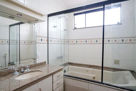 Casa à venda com 325m², 3 quartos e 2 vagasBanheiro da suíte 3