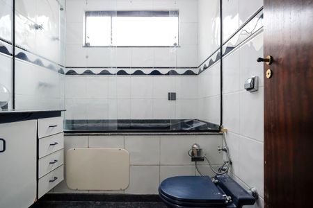 Casa à venda com 325m², 3 quartos e 2 vagasBanheiro da suíte 1