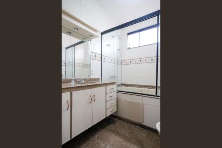 Casa à venda com 325m², 3 quartos e 2 vagasBanheiro da suíte 3