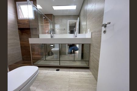 Apartamento à venda com 171m², 3 quartos e 3 vagas Apartamento à venda com 171m², 3 quartos e 3 vagasBanheiro da Suíte 1