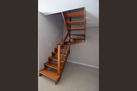 Casa à venda com 96m², 3 quartos e 2 vagasEscada