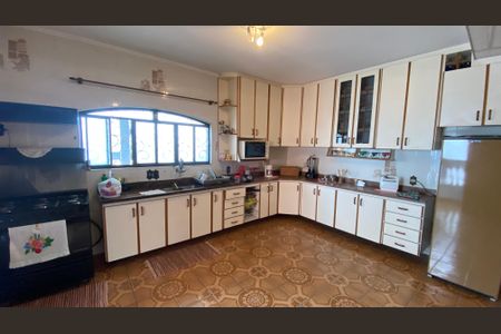 Casa à venda com 342m², 4 quartos e 6 vagas Casa à venda com 342m², 4 quartos e 6 vagasCozinha