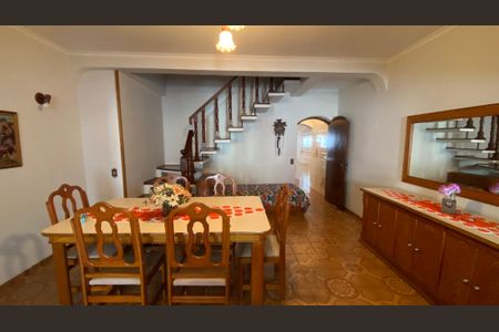 Casa à venda com 342m², 4 quartos e 6 vagas Casa à venda com 342m², 4 quartos e 6 vagasSala de Jantar