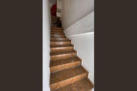 Casa à venda com 342m², 4 quartos e 6 vagas Casa à venda com 342m², 4 quartos e 6 vagasEscada