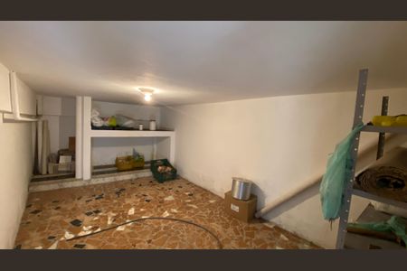 Casa à venda com 342m², 4 quartos e 6 vagas Casa à venda com 342m², 4 quartos e 6 vagasPorão