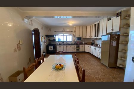 Casa à venda com 342m², 4 quartos e 6 vagas Casa à venda com 342m², 4 quartos e 6 vagasCozinha