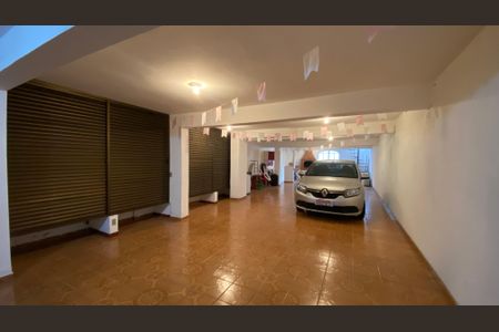 Casa à venda com 342m², 4 quartos e 6 vagas Casa à venda com 342m², 4 quartos e 6 vagasGaragem