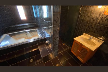 Casa à venda com 342m², 4 quartos e 6 vagas Casa à venda com 342m², 4 quartos e 6 vagasBanheiro da Suíte