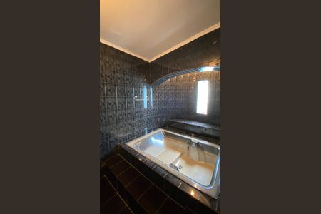 Casa à venda com 342m², 4 quartos e 6 vagas Casa à venda com 342m², 4 quartos e 6 vagasBanheiro da Suíte