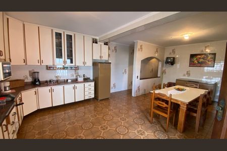 Casa à venda com 342m², 4 quartos e 6 vagas Casa à venda com 342m², 4 quartos e 6 vagasCozinha