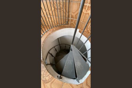 Casa à venda com 342m², 4 quartos e 6 vagas Casa à venda com 342m², 4 quartos e 6 vagasEscada