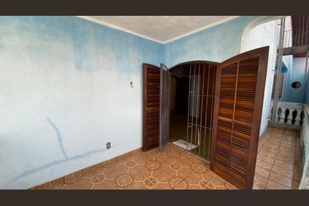 Casa à venda com 342m², 4 quartos e 6 vagas Casa à venda com 342m², 4 quartos e 6 vagasQuarto 1 Varanda