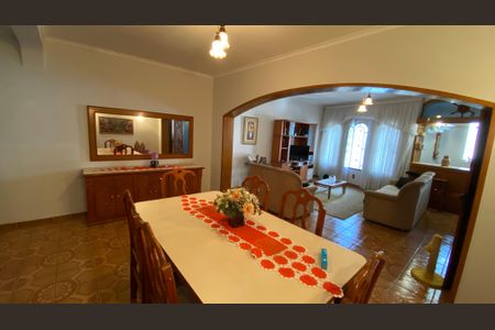 Casa à venda com 342m², 4 quartos e 6 vagas Casa à venda com 342m², 4 quartos e 6 vagas Sala de Jantar