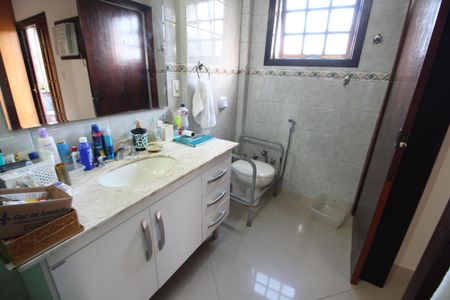 Casa de condomínio à venda com 313m², 5 quartos e 7 vagasQuarto 2 - Banheiro da Suíte