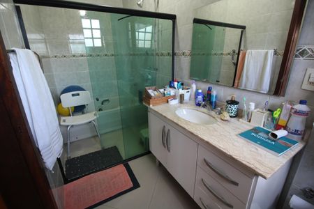 Casa de condomínio à venda com 313m², 5 quartos e 7 vagasQuarto 2 - Banheiro da Suíte