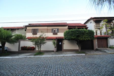 Casa de condomínio à venda com 313m², 5 quartos e 7 vagasFachada com Placa Quinto Andar