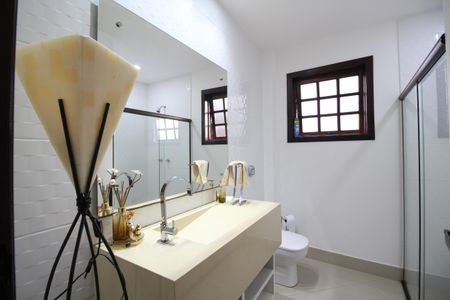 Casa de condomínio à venda com 313m², 5 quartos e 7 vagasBanheiro Social