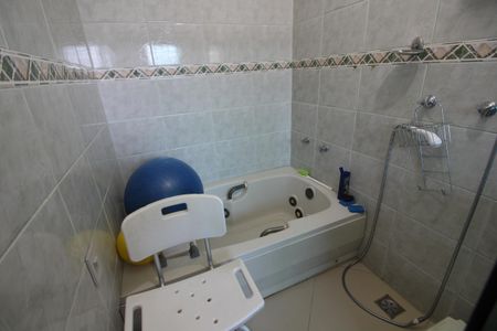 Casa de condomínio à venda com 313m², 5 quartos e 7 vagasQuarto 2 - Banheiro da Suíte