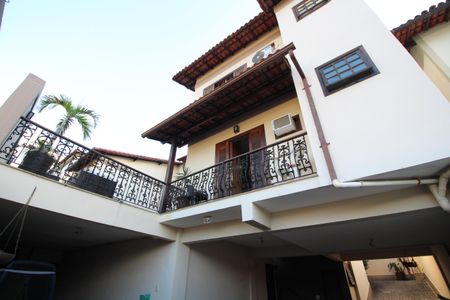 Casa de condomínio à venda com 313m², 5 quartos e 7 vagasFundos
