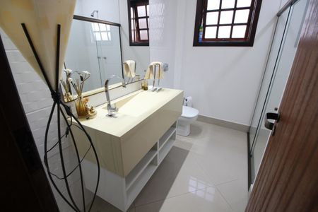 Casa de condomínio à venda com 313m², 5 quartos e 7 vagasBanheiro Social